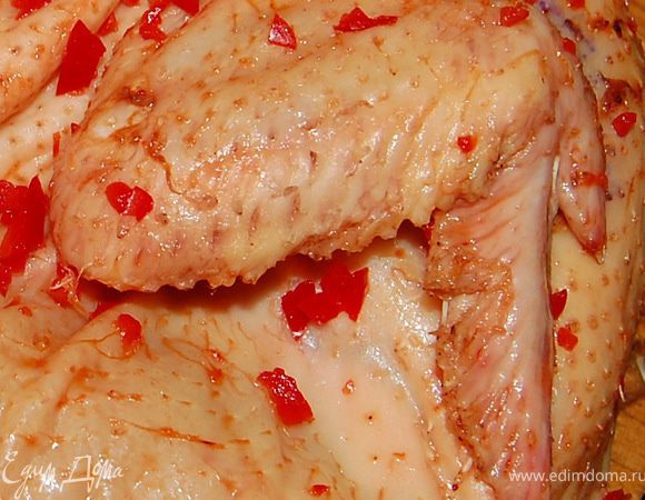 Цыпленка разрезать вдоль грудинки, моем,сушим."Проходимся" хорошенько по косточкам .В ступке или в блендере измельчить острый перчик(семена удалить)с солью.Этой смесью натираем нашего цыпленка.