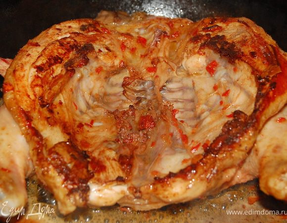  В сковороде, с толстым дном, разогреваем растительное масло + сливочное ,  и обжариваем  цыпленка с каждой стороны по  12-15 мин,предварительно накрыв тарелкой,меньшей по диаметру сковороды, а сверху гнет.(я использовала 3-х литровую банку наполненную водой).Огонь умеренный.