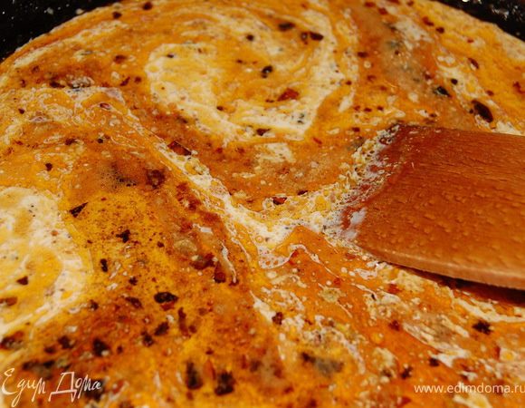 Вынимаем цыпленка в отдельную посуду.В сковороду наливаем сливки  ,даем закипеть.Добавляем, давленный через пресс, чеснок + соль.Возвращаем в соус цыпленка,поливаем сверху.И ставим в разогретую духовку,до 220градусов, на 5-7мин.