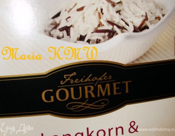 Отварим рис до готовности, остудим.
Выложим в блюдо для салата.