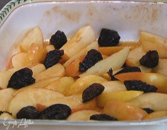 Отправить форму с яблоками в разогретую духовку на 20 минут.