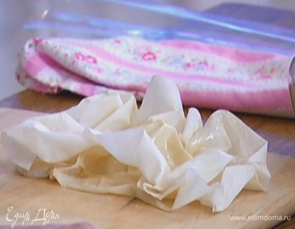 Каждый лист фило кисточкой промазать растопленным маслом, затем слегка скомкать тесто и оставить пропитываться.