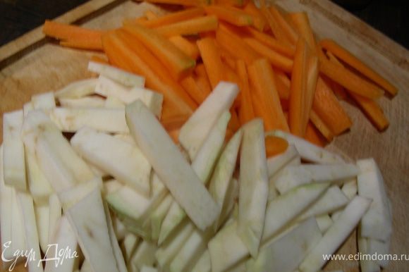 Рис отвариваем до готовности. Морковь и сельдерей режем соломкой.