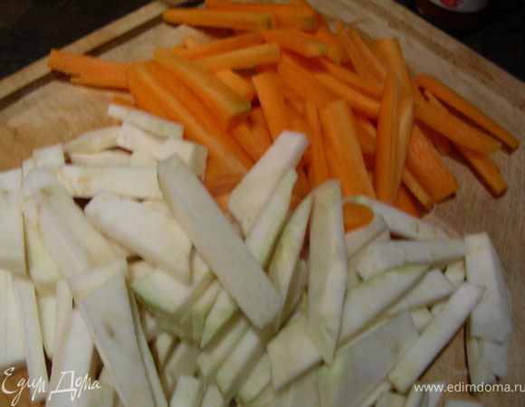 Рис отвариваем до готовности. Морковь и сельдерей режем соломкой. 
