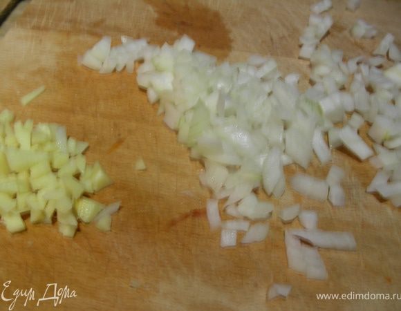 Измельчаем лук, имбирь, чили.