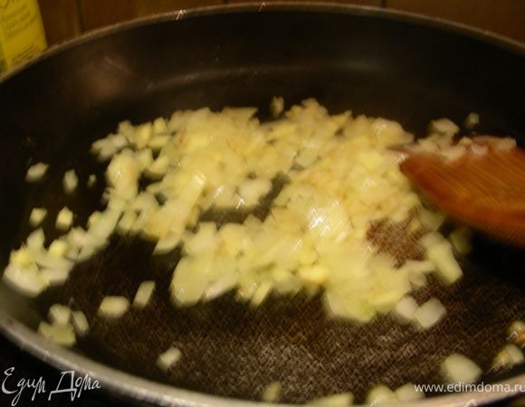 В сотейнике разогреваем 1-2 ст.л. масла и обжариваем лук минут 5. Добавляем к нему острый перчик и имбирь, готовим, помешивая, еще 3-4 мин.
