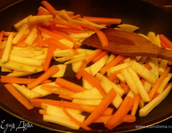Морковь и сельдерей можно отварить или приготовить в пароварке (в рецепте рекомендуют минут 5-6). Я решила их обжарить, но так, чтобы они оставались хрустящими (я это делала минут 5-7 на большом огне, постоянно помешивая, а затем еще минут 15 на небольшом).
