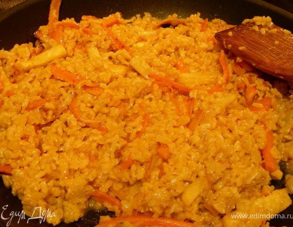 Рис смешиваем с овощами, поливаем цитрусовой смесью, добавляем кардамон. Накрываем крышкой и оставляем минут на 30.
