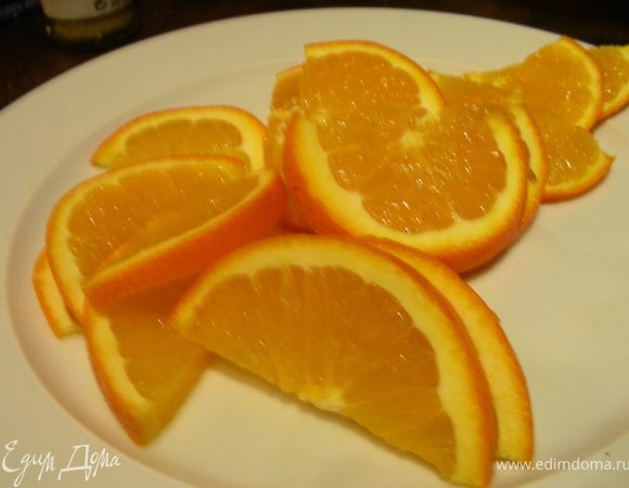 Апельсины и лимоны режем дольками.

