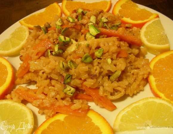 Подавать рис можно холодным, я же его подогрела. Раскладываем рис по тарелкам, украшаем дольками апельсина и лимона, посыпаем фисташками и подаем. Приятного аппетита))