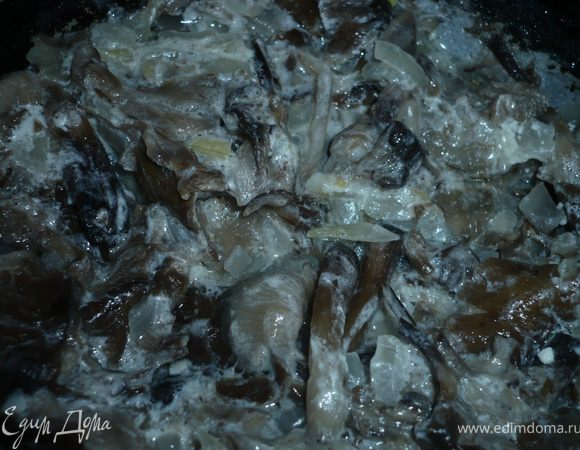 Грибы промыть в проточной воде, лук нарезать полукольцами и все потушить в сковороде со сметаной