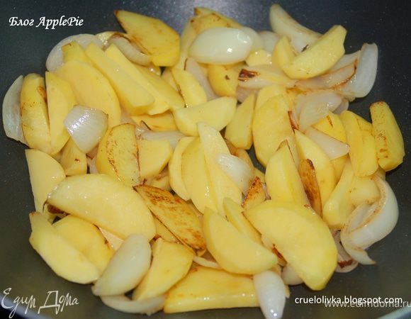 Дольки обжарить вместе с луком до поджаристой корочки. посолить, поперчить, влить бульон и тушить до готовности овощей, время от времени помешивая.