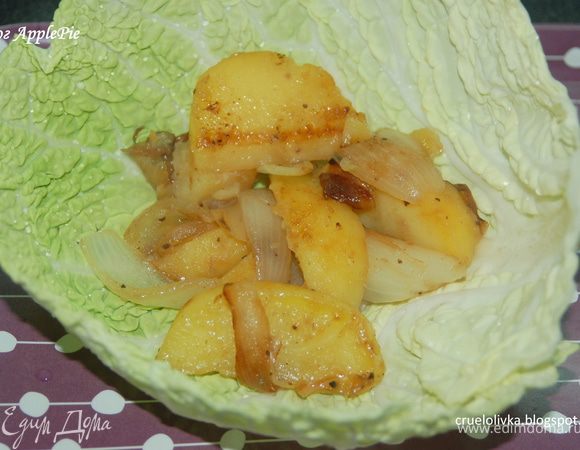 Капусту разделить на листья, помыть и обсушить, слегка отбить и срезать утолщение у основания листа. В каждый лист выложить примерно 2 ст. л. овощей, завернуть его конвертиком и закрепить зубочистками, если необходимо. 