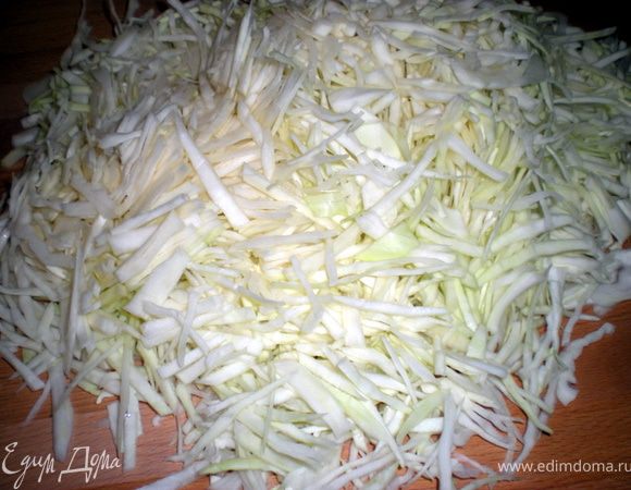 Капусту нашинковать.