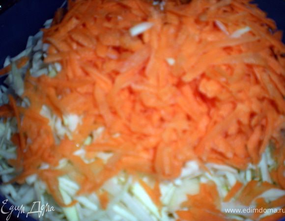 Морковь натереть на крупной тёрке.
