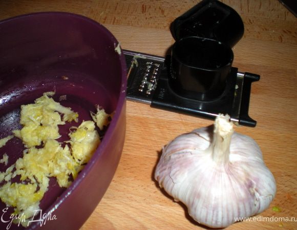 Чеснок измельчить.