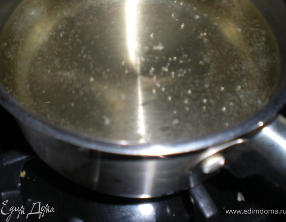 В кастрюлю с водой влить масло,уксус,всыпать песок и соль.Довести до кипения и влить в емкость с капустой.