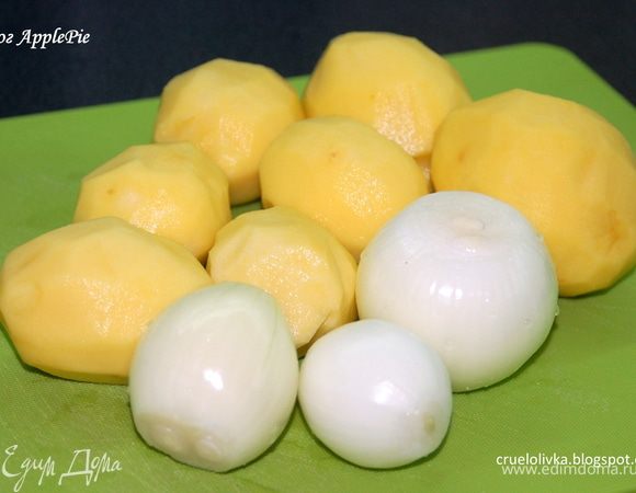 Лук и картофель почистить и помыть.