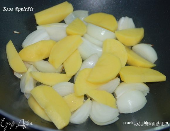 Картофель порезать крупными дольками, по форме напоминающими апельсиновые.