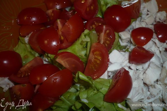 помидорки порезать на 4 части, добавить в салат