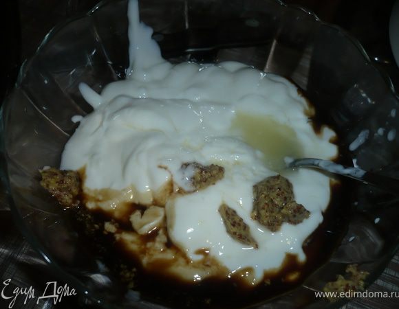 приготовить заправку - смешать йогурт, сок лайма, горчицу и соевый соус и полить салат