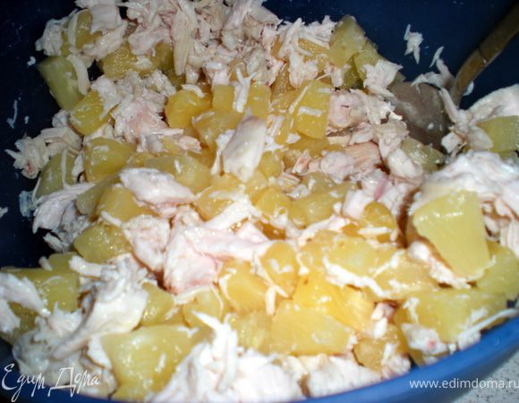 Курицу нарезать кубиками,смешать с ананасом.