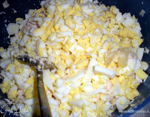 Покрошить яйца.