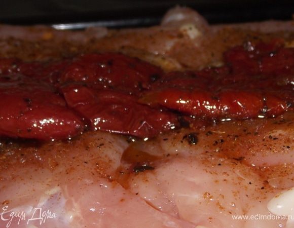 2)Филе куриное нарезать пластинками,посолить его,поперчить и по середине выложить вяленые помидоры.Сверху посыпать карри и полить маслом оливковым. Свернуть рулет