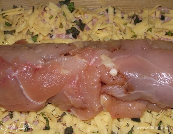 4) По середине фарша кладем куриный рулет и нужно его завернуть фаршем ,чтобы получился целый рулет