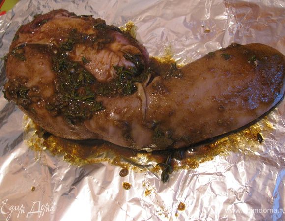 Язык промыть,обсушить.Приготовить фольгу.Фольгу сложить в несколько слоев.Обмазать наш язык полученной кашицей и завернуть в фольгу.Осавляем мариноваться на час.