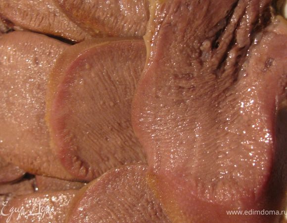 Теплый язык очищаем от шкурки(чистится очень легко)и нарезаем порционными кусочками.Можно наслождаться закуской.