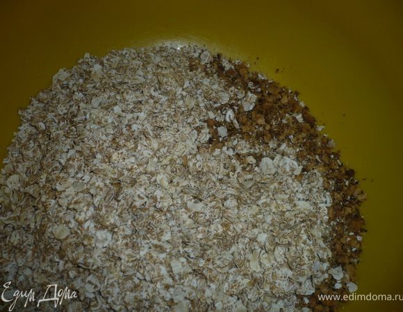 Промоем орехи, просушим их в духовке мин 7 при темп. 180 градусов и измельчим, добавим хлопья 5 злаков