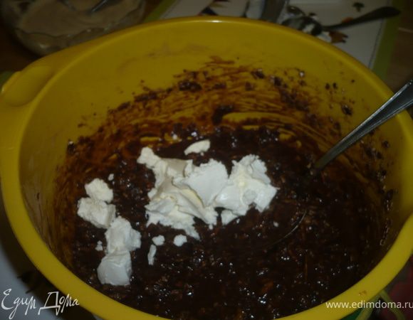 добавим молоко, все хорошенько перемешаем и добавим творожный сыр.