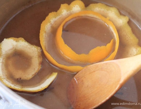 Стакан воды вылить в посуду, поставить на самый тихий огонь. Добавить все специи: - мед, корицу, мускатный орех, гвоздику, цедру апельсина. Дать некоторое время ароматной смеси прогреться и пропитать воду.