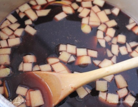 Вылить в посуду литр красного вина. Добавить мелко покрошенное яблоко кубиками. Поварить некоторое время на самом тихом огне, чтобы ни в коем случае напиток не закипел!