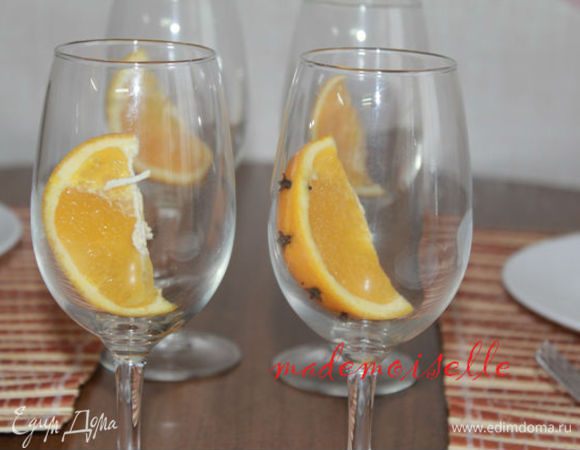 В каждый бокал положить ломтик апельсина и разлить аккуратно напиток. Он должен быть хорош для питья, не обжигать!