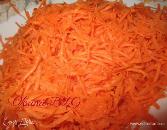 Морковку натереть на средней терке.