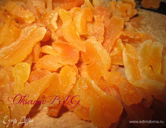 Курагу залить кипятком на 5 минут. Порезать тоненькими полосочками.