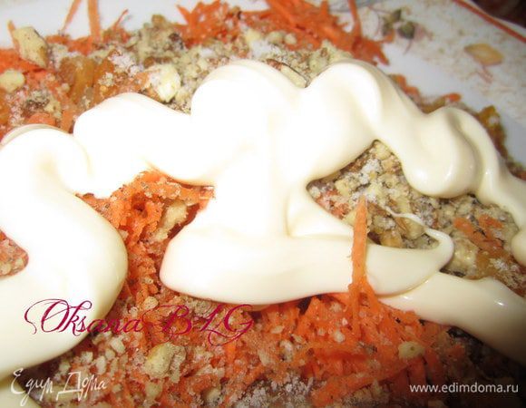 По вкусу посолить, поперчить, добавить измельченный или пропущенный через пресс чеснок. Заправить майонезом.