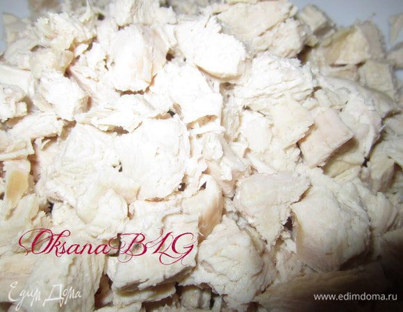 Куриную грудку отварить, порезать небольшими кубиками.