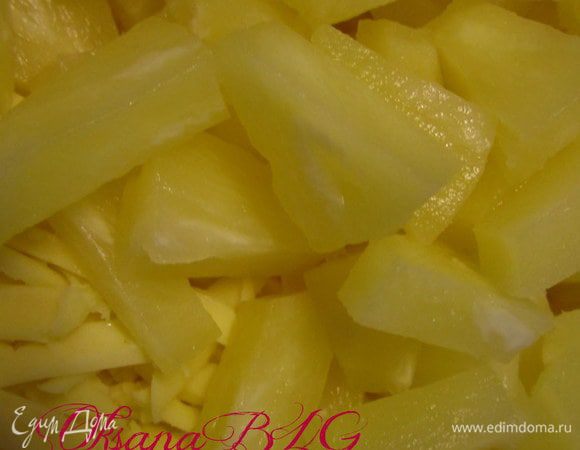 Ананас порезать небольшими кусочками.