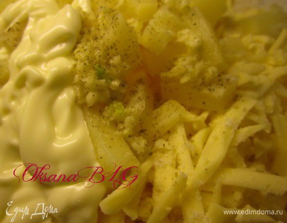 Сыр натереть на крупной терке. Добавить чеснок продавленный через пресс, немного посолить. Заправить майонезом. Посолить.