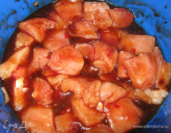 Прежде всего замачиваем мясо, я замочила в гранатовом маринаде на 2 часа.
