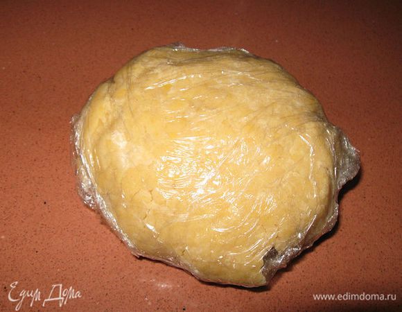 Готовим тесто. Для этого смешиваем муку, щепотку соли, масло и 1 яйцо до однородного состояния. Заворачиваем в пищевую пленку и кладем в холодильник на 30 минут.