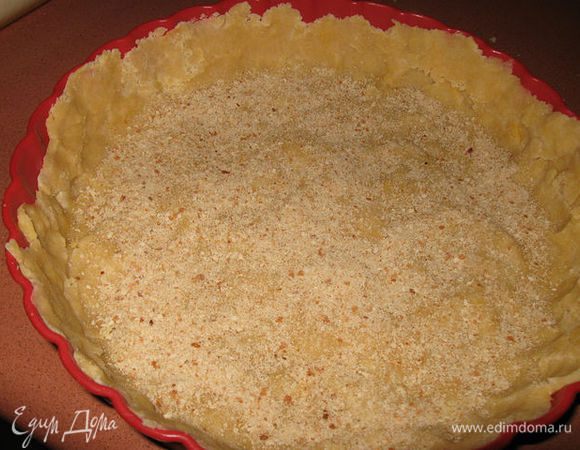 Выложить тесто в форму для киша (у меня силиконовая 24см, сформировать бортик (я не раскатывала тесто, формировала руками). Посыпать панировочными сухарями.

