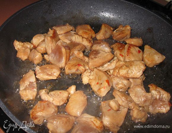 Замаринованное  филе курицы  обжариваем в оливковом масле минут 6-8.  Разогреваем духовку до 175°C.
