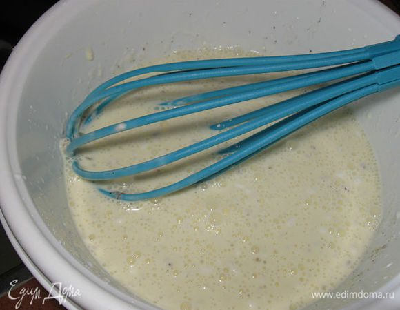 Готовим сливочно-яичную массу, взбиваем оставшиеся яйца со сливками и перцем