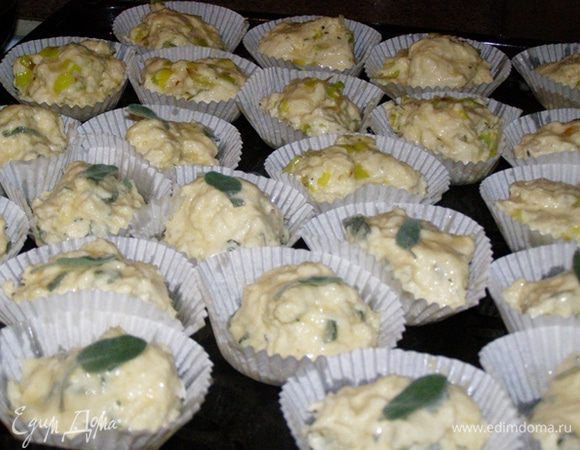 Формочки смажем маслом. Разложим тесто по формочкам. Смажем яйцом. Маффины с шалфеем украсим листиками шалфея