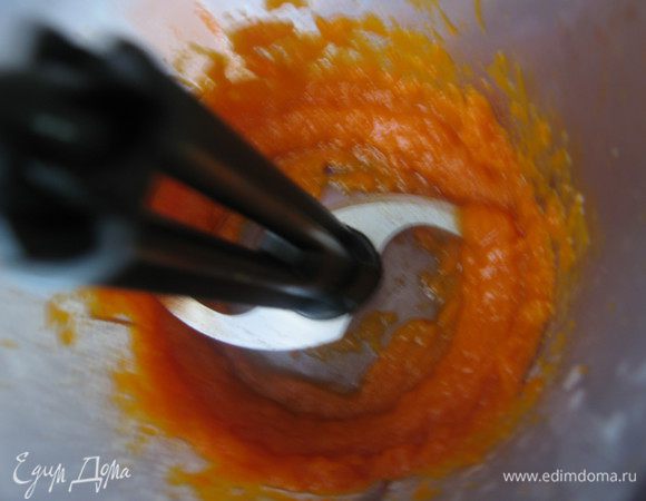 Тыкву потушить до готовности или запечь в духовке. При помощи блендера превратить в пюре 