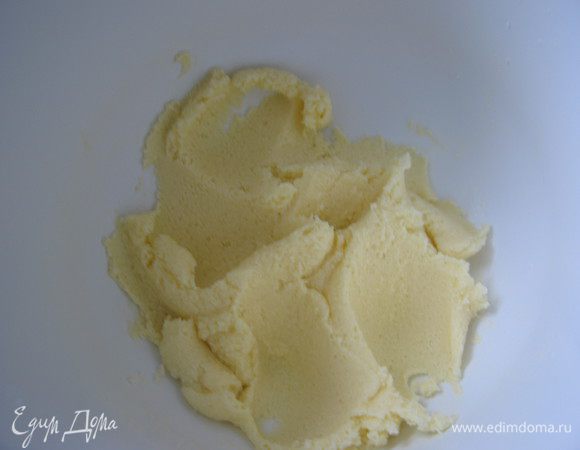 Размягченное сливочное масло растереть с сахаром 